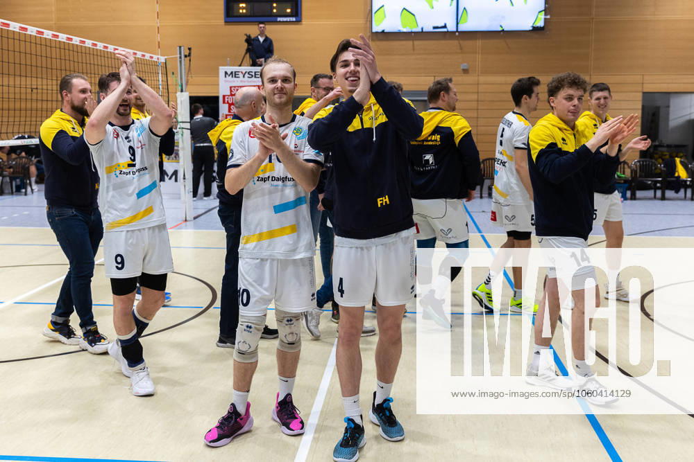 Team, Mannschaft, jubelt, Jubel, positive Emotionen, positive Emotion, Spielende, SV Schwaig Volleyball - Dentalservice Gust VC Dresden, Volleyball, 2. Bundesliga Sued, , 29.03.2025 SV Schwaig Volleyball - Dentalservice Gust VC Dresden, Volleyball, 2. Bundesliga Sued, , 29.03.2025 Schwaig