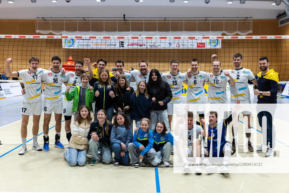 Team, Mannschaft, jubelt, Jubel, positive Emotionen, positive Emotion, Spielende, SV Schwaig Volleyball - Dentalservice Gust VC Dresden, Volleyball, 2. Bundesliga Sued, , 29.03.2025 SV Schwaig Volleyball - Dentalservice Gust VC Dresden, Volleyball, 2. Bundesliga Sued, , 29.03.2025 Schwaig