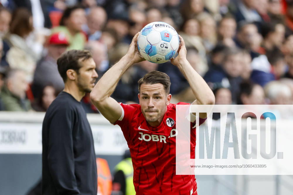 Christian Günter, Gunter (SC Freiburg, 30) beim Einwurf , Fussball, 1. Bundesliga, 27.Spieltag, 2024 2025, SC Freiburg vs. 1.FC Union Berlin, 30.03.2025, Europa-Park Stadion, Freiburg im Breisgau, Deutschland DFL REGULATIONS PROHIBIT ANY USE OF PHOTOGRAPHS AS IMAGE SEQUENCES AND OR QUASI-VIDEO. Freiburg im Breisgau Europa-Park Stadion Baden-Württemberg Deutschland