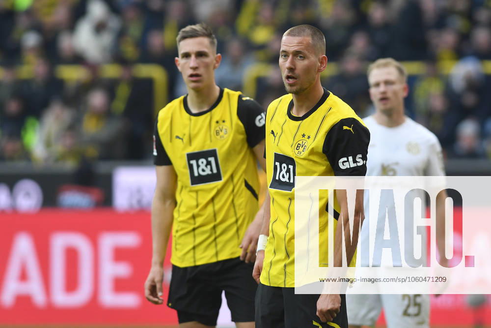 Nico Schlotterbeck (Borussia Dortmund) und Waldemar Anton (Borussia Dortmund) schauen waehrend des Spiels der 1. Bundesliga zwischen Borussia Dortmund und 1. FSV Mainz 05, SIGNAL IDUNA PARK am 30. March 2025 in Dortmund, Deutschland. (Foto von Ralf Treese DeFodi Images) +++ Nico Schlotterbeck (Borussia Dortmund) und Waldemar Anton (Borussia Dortmund) look on during the Bundesliga match between Borussia Dortmund and 1. FSV Mainz 05 at Signal Iduna Park on March 30, 2025 in Dortmund, Germany. (Photo by Ralf Treese DeFodi Images) DFL regulations prohibit any use of photographs as image sequences and or quasi-video. (Photo by Ralf Treese DeFodi Images)