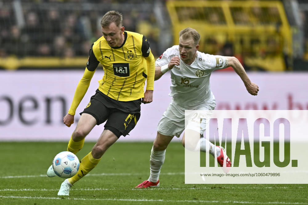 V. li. im Zweikampf Maximilian Beier (Dortmund 14) Andreas Hanche-Olsen (Mainz 25) 30.03.2025 Fussball Borussia Dortmund vs 1. FSV Mainz 05, Signal Iduna Park, Dortmund, DFB DFL REGULATIONS PROHIBIT ANY USE OF PHOTOGRAPHS AS IMAGE SEQUENCES AND OR QUASI-VIDEO