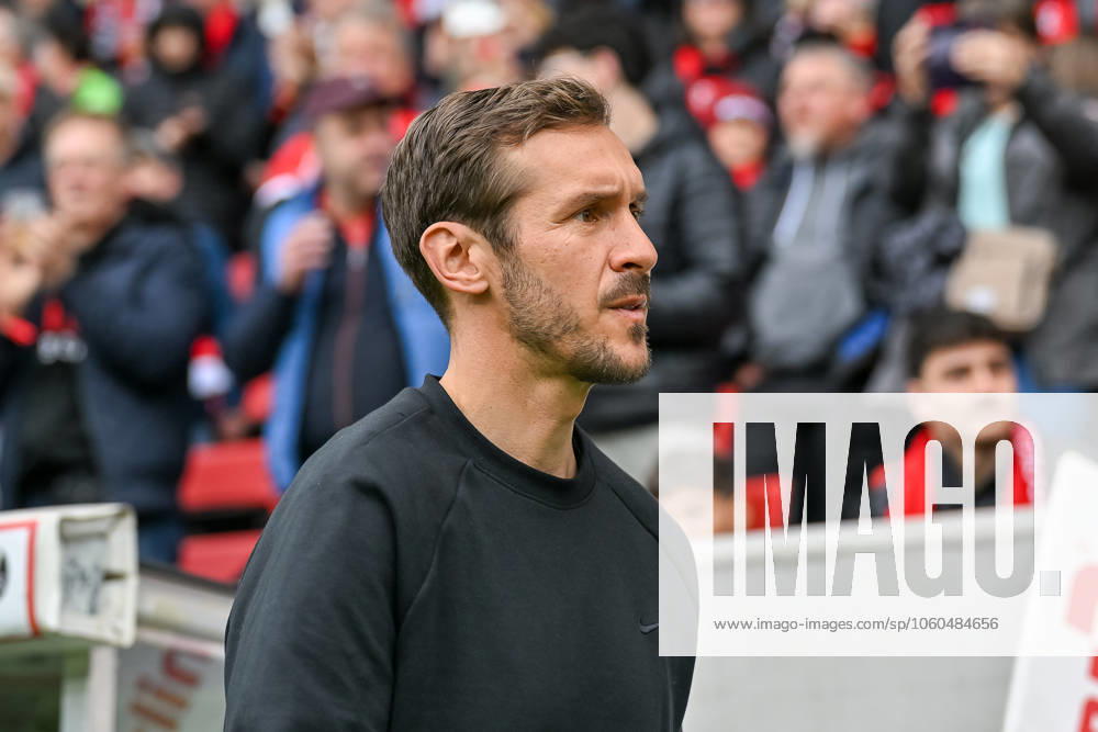 Julian Schuster (SC Freiburg, Trainer) mit neutraler Emotion Mimik GER, SC Freiburg - 1. FC Union Berlin, Fussball, Bundesliga, 27. Spieltag, Saison 2024 2025, 30.03.2025 DFL DFB REGULATIONS PROHIBIT ANY USE OF PHOTOGRAPHS AS IMAGE SEQUENCES AND OR QUASI-VIDEO GER, SC Freiburg - 1. FC Union Berlin, Fussball, Bundesliga, 27. Spieltag, Saison 2024 2025, 30.03.2025 Freiburg