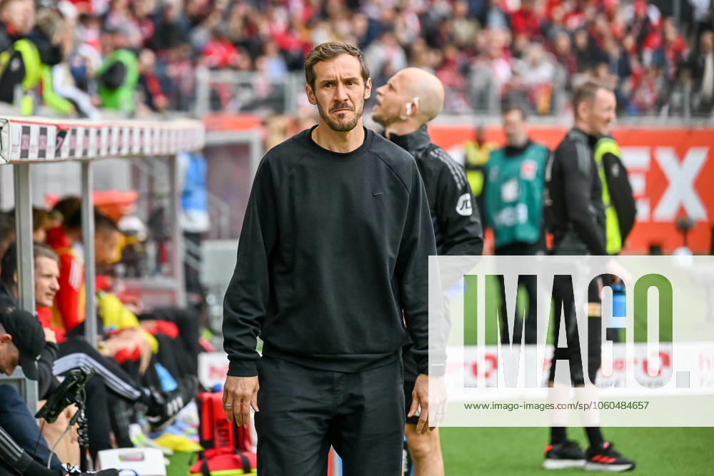 Julian Schuster (SC Freiburg, Trainer) mit neutraler Emotion Mimik GER, SC Freiburg - 1. FC Union Berlin, Fussball, Bundesliga, 27. Spieltag, Saison 2024 2025, 30.03.2025 DFL DFB REGULATIONS PROHIBIT ANY USE OF PHOTOGRAPHS AS IMAGE SEQUENCES AND OR QUASI-VIDEO GER, SC Freiburg - 1. FC Union Berlin, Fussball, Bundesliga, 27. Spieltag, Saison 2024 2025, 30.03.2025 Freiburg
