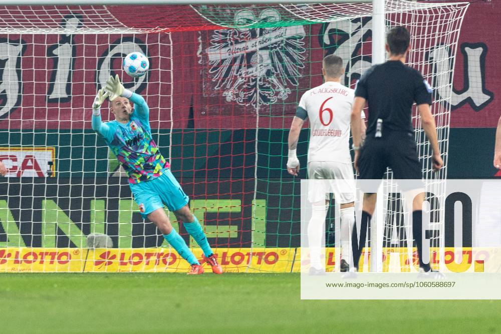 Torwart Finn Dahmen (FC Augsburg) in Aktion, FC Augsburg vs. FC Bayern Muenchen, Fussball, 1. Bundesliga, 28. Spieltag, 04.04.2025 DFB regulations prohibit any use of photographs as image sequences and or quasi-video