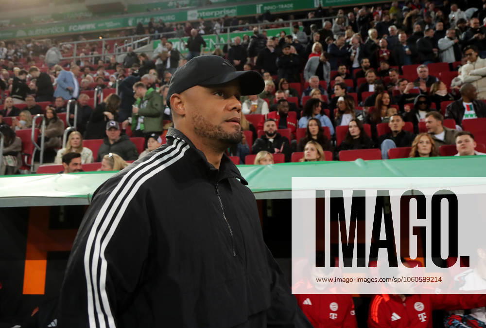Fussball, Herren, Saison 2024 2025, FC Augsburg - FC Bayern München, Bundesliga, WWK Arena Vincent Kompany, Trainer (FC Bayern München) vor der Trainerbank stehend DFL DFB regulations prohibit any use of photographs as image sequences and or quasi-video