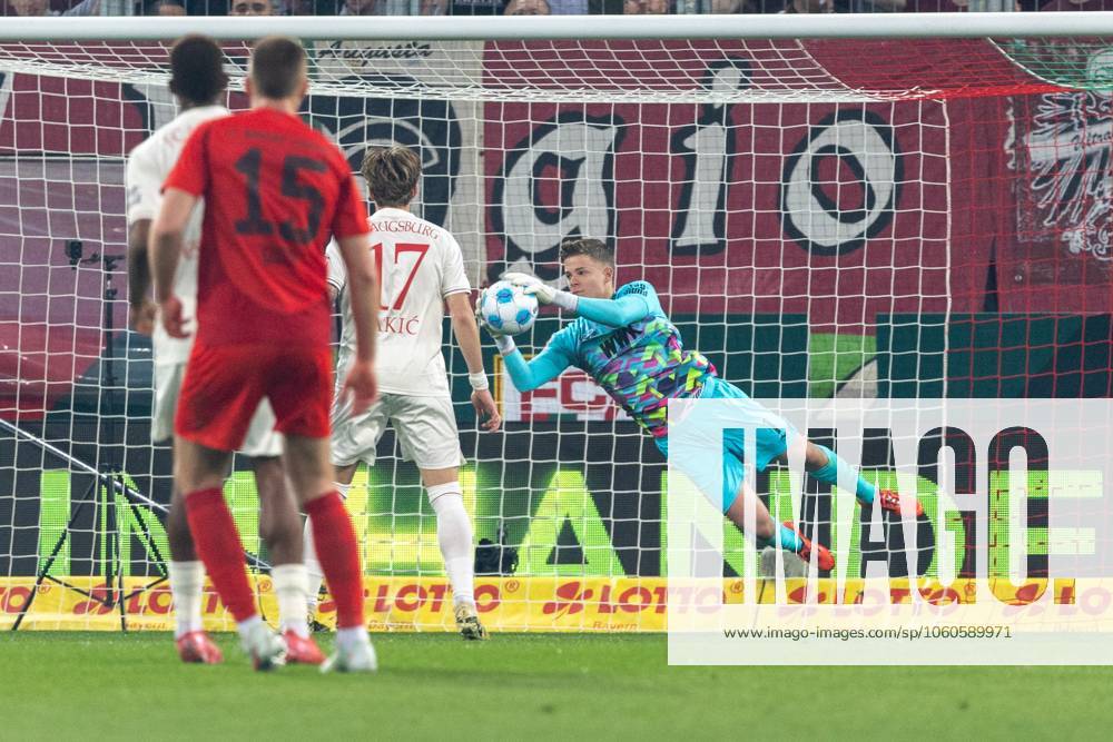 Torwart Finn Dahmen (FC Augsburg) in Aktion, FC Augsburg vs. FC Bayern Muenchen, Fussball, 1. Bundesliga, 28. Spieltag, 04.04.2025 DFB regulations prohibit any use of photographs as image sequences and or quasi-video