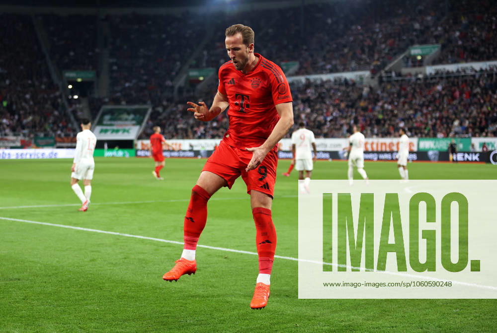 Fussball, Herren, Saison 2024 2025, FC Augsburg - FC Bayern München, Bundesliga, WWK Arena 1:2 durch Harry Kane (FC Bayern München) Tor, Führung, Jubel DFL DFB regulations prohibit any use of photographs as image sequences and or quasi-video