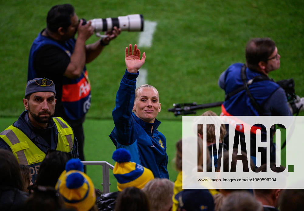 Stina Blackstenius of Sweden celebrates with fans after the UEFA Women s Nations League football match between Sweden and Italy on April 4, 2025 in Stockholm. Photo: Simon Hastegard BILDBYRAN kod SH EW0513 fotboll football soccer fotball nations league uefa womens nations league sverige sweden italien italy dam bbeng jubel publik