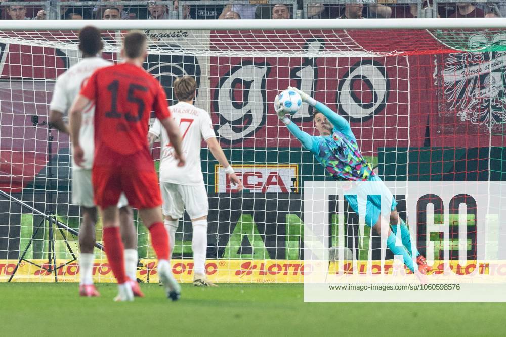 Torwart Finn Dahmen (FC Augsburg) in Aktion, FC Augsburg vs. FC Bayern Muenchen, Fussball, 1. Bundesliga, 28. Spieltag, 04.04.2025 DFB regulations prohibit any use of photographs as image sequences and or quasi-video