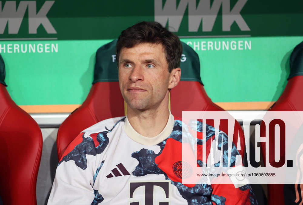 Fussball, Herren, Saison 2024 2025, FC Augsburg - FC Bayern München, Bundesliga, WWK Arena Thomas Müller, Mueller (FC Bayern München) sitzend auf der Auswechselbank DFL DFB regulations prohibit any use of photographs as image sequences and or quasi-video