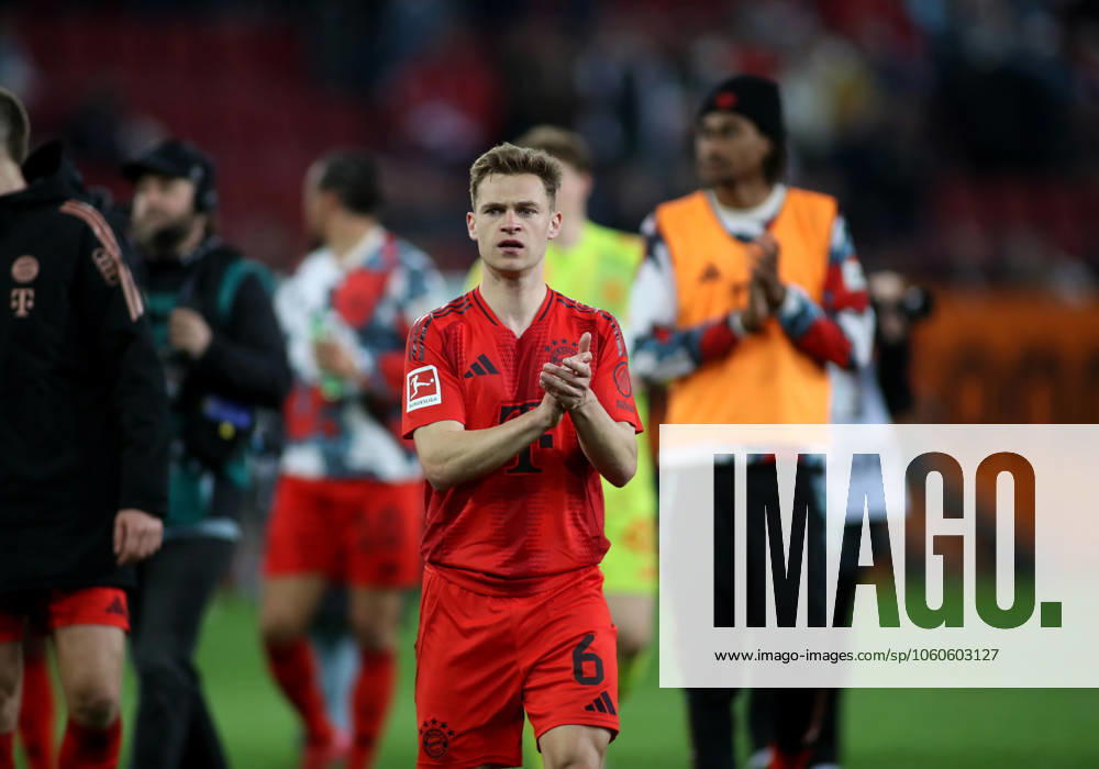 Fussball, Herren, Saison 2024 2025, FC Augsburg - FC Bayern München, Bundesliga, WWK Arena Joshua Kimmich (FC Bayern München) klatscht, klatschen, Applaus nach dem Spiel DFL DFB regulations prohibit any use of photographs as image sequences and or quasi-video