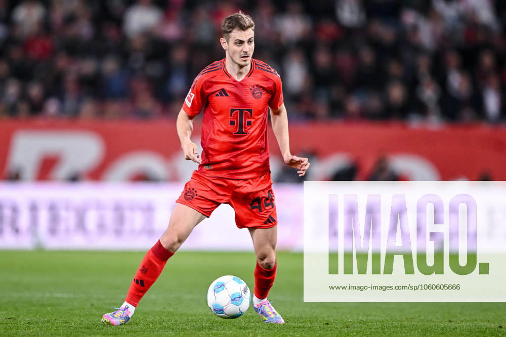 Josip Stanisic (FC Bayern Muenchen) in Aktion, am Ball, Einzelaktion waehrend des Spiels der 1. Bundesliga zwischen FC Augsburg und FC Bayern München, WWK ARENA am 04. April 2025 in Augsburg, Deutschland. (Foto von Harry Langer DeFodi Images) +++ Josip Stanisic (FC Bayern Muenchen) controls the Ball during the Bundesliga match between FC Augsburg and FC Bayern München at WWK ARENA on April 4, 2025 in Augsburg, Germany. (Photo by Harry Langer DeFodi Images) DFL regulations prohibit any use of photographs as image sequences and or quasi-video. (Photo by Harry Langer DeFodi Images) DFL regulations prohibit any use of photographs as image sequences and or quasi-video.