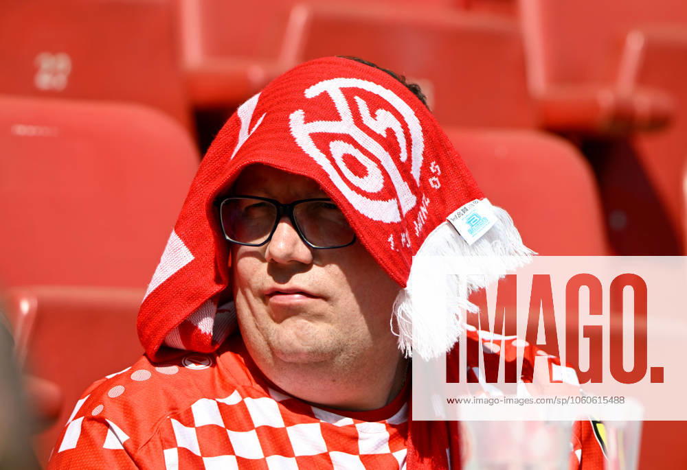 Fussball-Bundesliga - Saison 2024 2025 Mewa-Arena Mainz - 05.04.2025 1. FSV Mainz 05 (mz) - Holstein Kiel (ki) Ganz schön heiss in Mainz DFL REGULATIONS PROHIBIT ANY USE OF PHOTOGRAPHS AS IMAGE SEQUENCES AND OR QUASI VIDEO NATIONAL AND INTERNATIONAL NEWS AGENCIES OUT Fussball-Bundesliga - 1. FSV Mainz 05