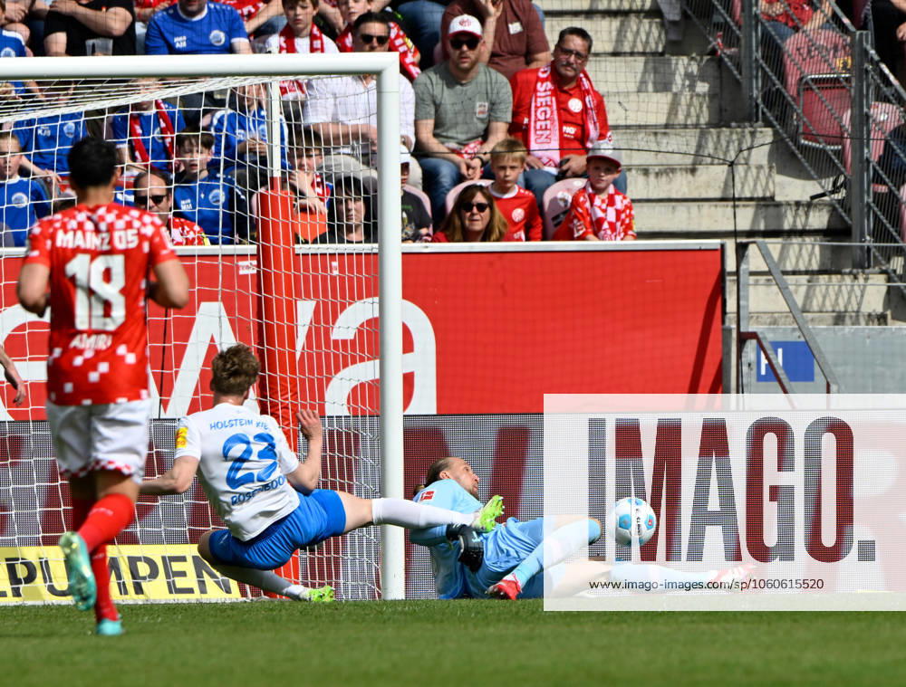Fussball-Bundesliga - Saison 2024 2025 Mewa-Arena Mainz - 05.04.2025 1. FSV Mainz 05 (mz) - Holstein Kiel (ki) Torwart Robin ZENTNER (1. FSV Mainz 05), re, rettet vor Lasse ROSENBOOM (Holstein Kiel) DFL REGULATIONS PROHIBIT ANY USE OF PHOTOGRAPHS AS IMAGE SEQUENCES AND OR QUASI VIDEO NATIONAL AND INTERNATIONAL NEWS AGENCIES OUT Fussball-Bundesliga - 1. FSV Mainz 05