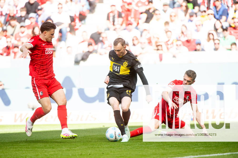 Maximilian Beier (Borussia Dortmund, 14) im Zweikampf mit Matthias Ginter (SC Freiburg, 28), GER, SC Freiburg (SCF) vs Borussia Dortmund (BVB), Fussball Bundesliga, 28. Spieltag, Saison 2024 2025, 05.04.2025 DFB DFL regulations prohibit any use of photographs as image sequences and or quasi-video GER, SC Freiburg (SCF) vs Borussia Dortmund (BVB), Fussball Bundesliga, 28. Spieltag, Saison 2024 2025, 05.04.2025 Freiburg