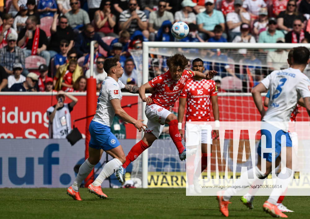 Fussball 1.Bundesliga, FSV Mainz 05 - Holstein Kiel v.l. Nicolai Remberg (Holstein Kiel), Kaishu Sano (1. FSV Mainz 05)