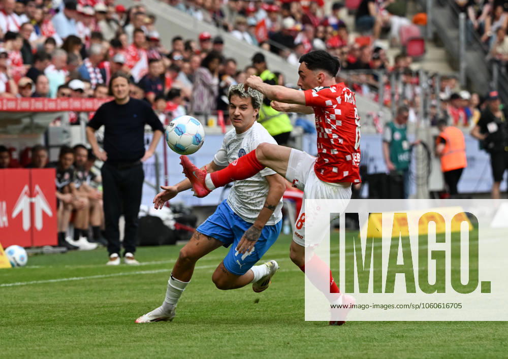Fussball 1.Bundesliga, FSV Mainz 05 - Holstein Kiel v.l. John Tolkin (Holstein Kiel), Paul Nebel (1. FSV Mainz 05)