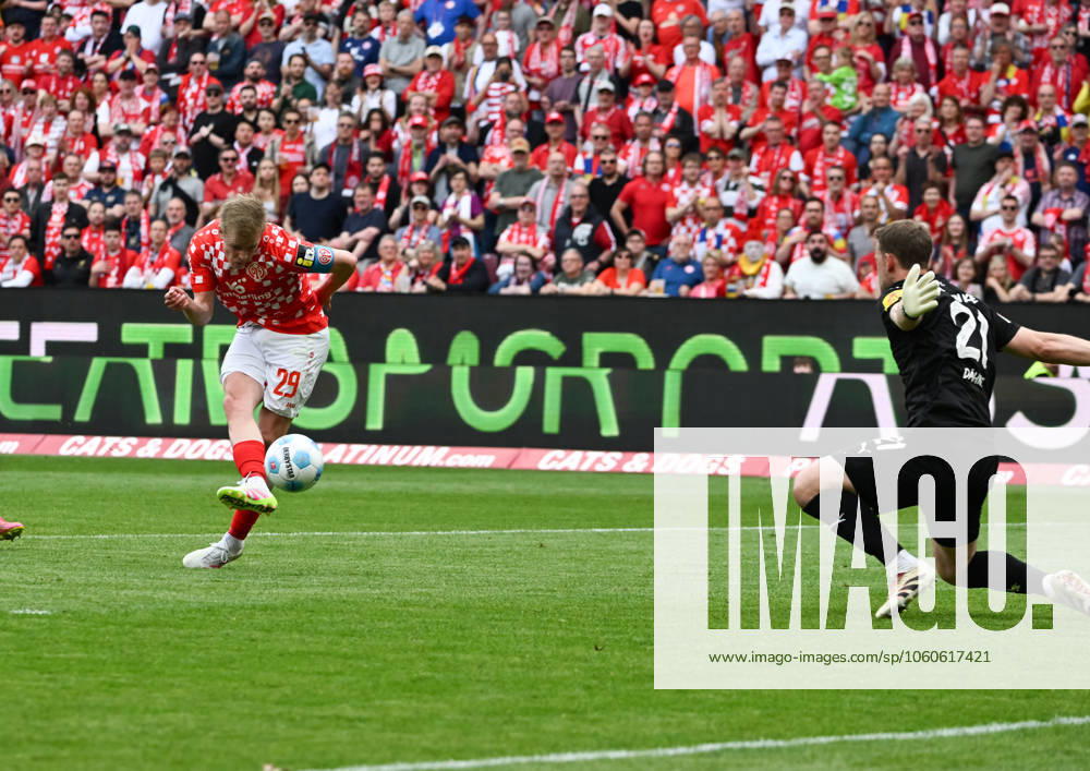 Fussball 1.Bundesliga, FSV Mainz 05 - Holstein Kiel v.l. Jonathan Burkardt (1. FSV Mainz 05) trifft völlig frei vor Thomas Dähne (Holstein Kiel) nur den Pfosten