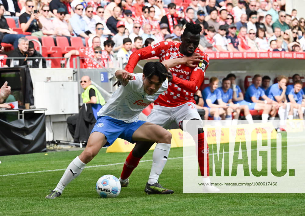Fussball 1.Bundesliga, FSV Mainz 05 - Holstein Kiel v.l. Shuto Machino (Holstein Kiel), Danny da Costa (1. FSV Mainz 05)