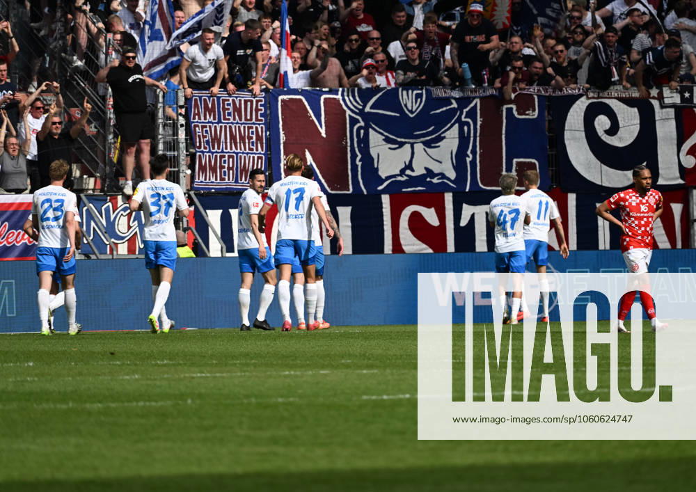 Fussball 1.Bundesliga, FSV Mainz 05 - Holstein Kiel v.l. Jubel vorm Kieler Fanblock nah dem 1:0 von Alexander Bernhardsson (Holstein Kiel re)