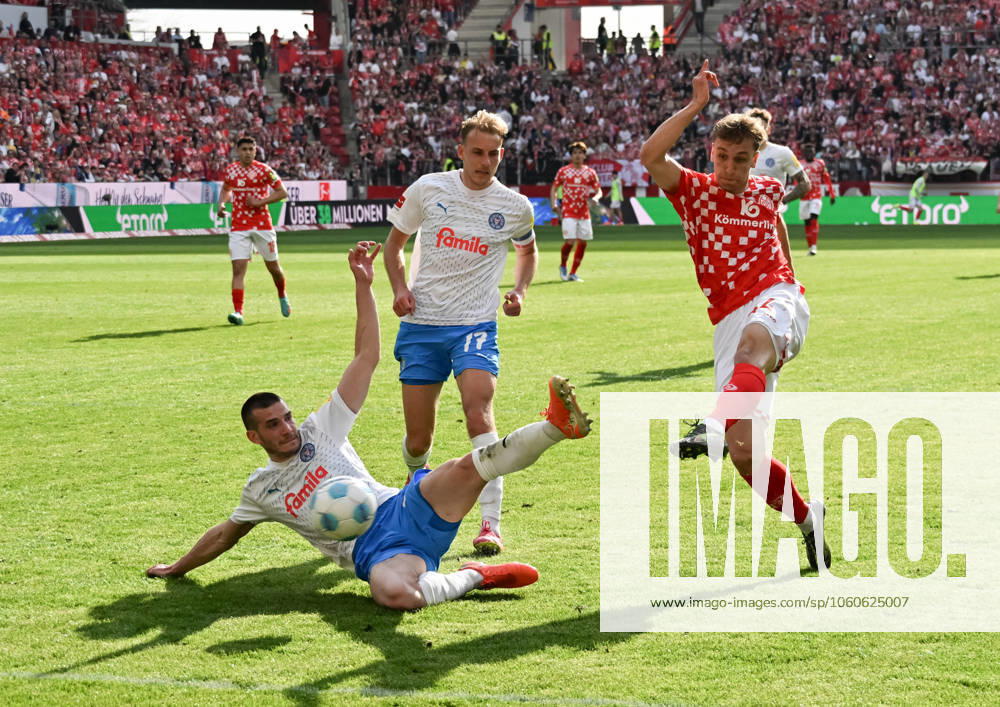 Fussball 1.Bundesliga, FSV Mainz 05 - Holstein Kiel v.l. Marco Komenda (Holstein Kiel) und Timo Becker (Holstein Kiel) können das 1:1 von Nelson Weiper (1. FSV Mainz 05) nicht verhindern