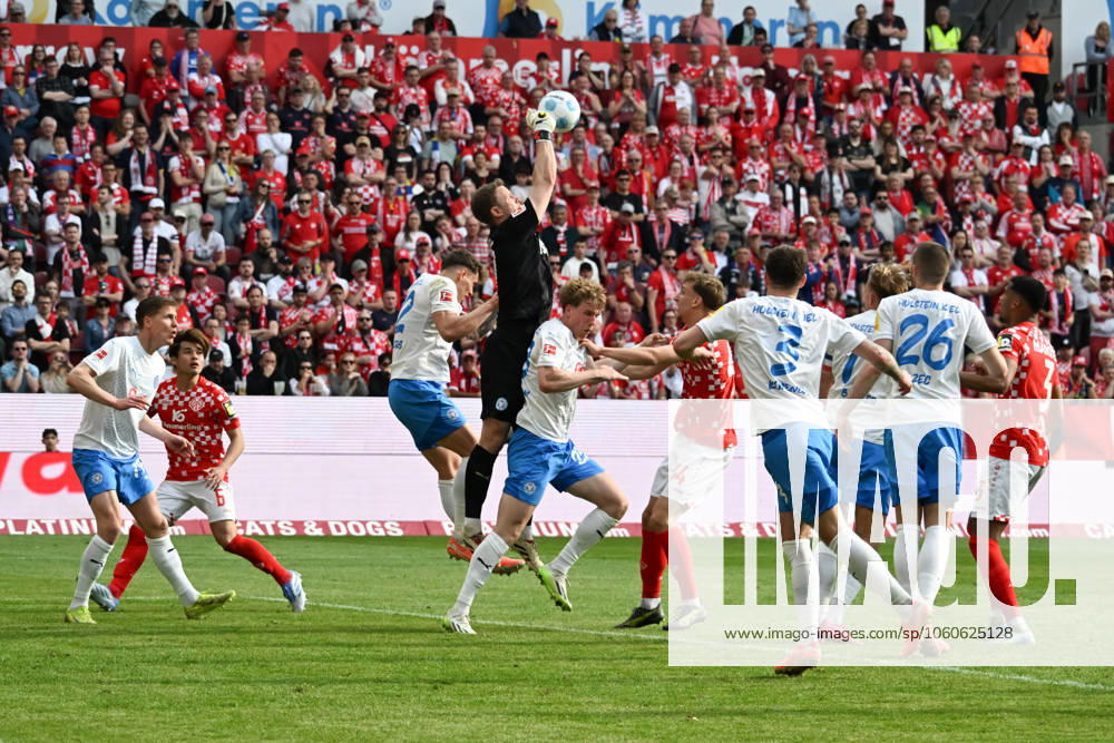 Fussball 1.Bundesliga, FSV Mainz 05 - Holstein Kiel v.l. Thomas Dähne (Holstein Kiel) mit Lufthoheit