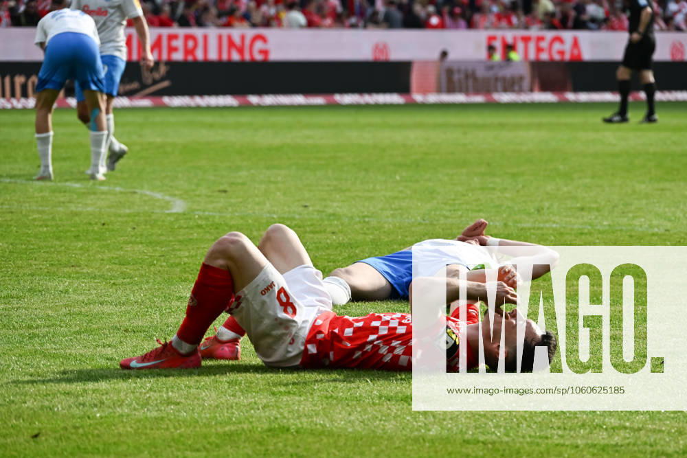 Fussball 1.Bundesliga, FSV Mainz 05 - Holstein Kiel v.l. Erschöpfung bei Paul Nebel (1. FSV Mainz 05) nach dem Schlusspfiff