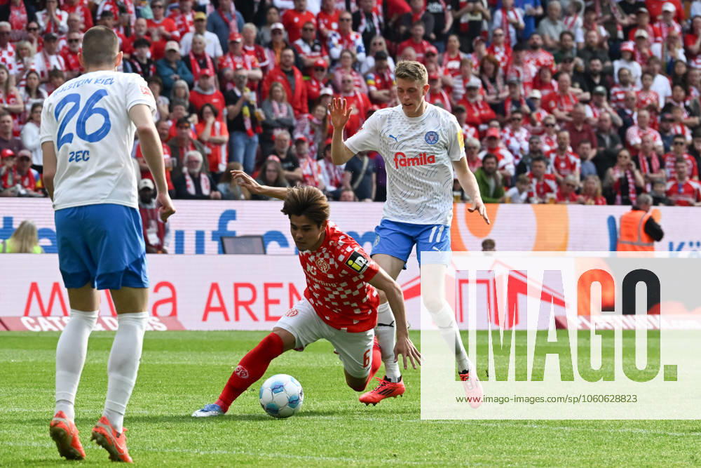Fussball 1.Bundesliga, FSV Mainz 05 - Holstein Kiel v.l. David Zec (Holstein Kiel), Kaishu Sano (1. FSV Mainz 05), Alexander Bernhardsson (Holstein Kiel)