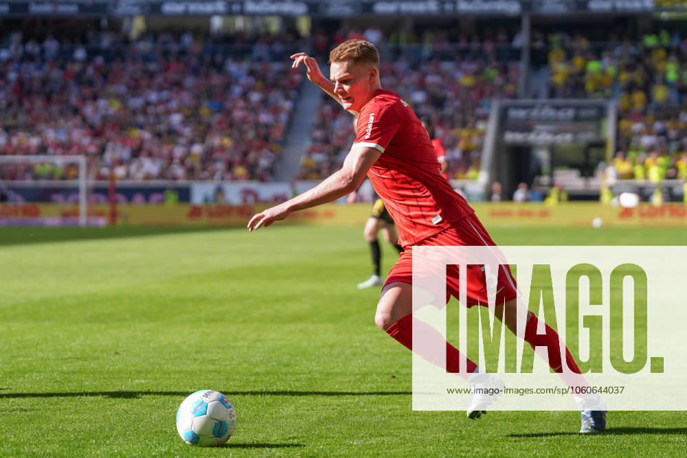 Philipp Lienhart (SC Freiburg, 03) am Ball , Deutschland, Fussball, 1. Bundesliga, 28.Spieltag, 2024 2025, SC Freiburg vs. Borussia Dortmund, 05.04.2025, Europa-Park Stadion, Freiburg, Deutschland DFL REGULATIONS PROHIBIT ANY USE OF PHOTOGRAPHS AS IMAGE SEQUENCES AND OR QUASI-VIDEO. Freiburg Europa-Park Stadion Baden-Württemberg Deutschland