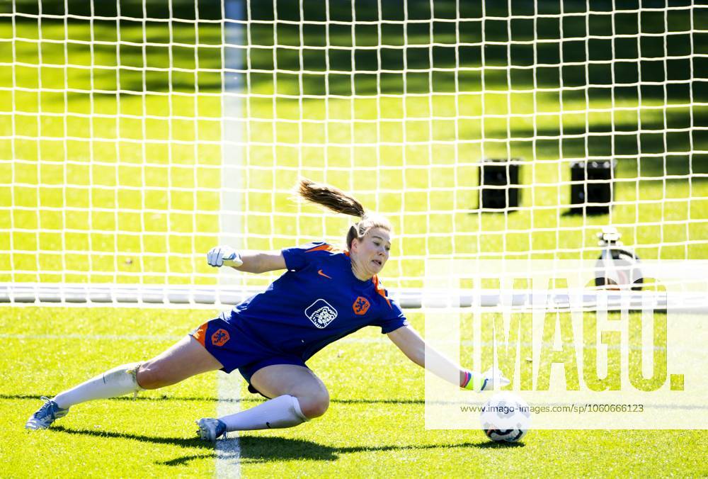 ZEIST - Lize Kop during a training session of the Dutch soccer players ahead of the Nations League match against Austria. ANP KOEN VAN WEEL ANPxSportx IVx 523924862 originalFilename: 523924862