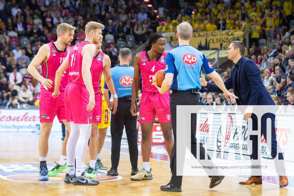 Marko Stankovic (Telekom Baskets Bonn, Haed Coach) gibt seinen Spielern Anweisungen, Phlandrous Fleming Jr. (Telekom Baskets Bonn, 04), Bodie Hume (Telekom Baskets Bonn, 13), Till Pape (Telekom Baskets Bonn, 19) Telekom Baskets Bonn vs. EWE Baskets Oldenburg, Basketball, easy Credit BBL, 27. Spieltag, 2024 2025, 06.04.2025 Telekom Baskets Bonn vs. EWE Baskets Oldenburg, Basketball, easy Credit BBL, 27. Spieltag, 2024 2025, 06.04.2025 Bonn