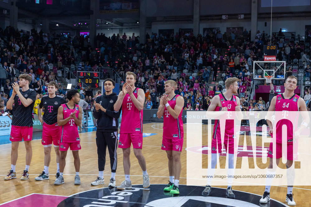 Die Mannschaft der Telekom Baskets Bonn feiert mit Ihren Fans den Sieg gegen EWE Baskets Oldenburg Telekom Baskets Bonn vs. EWE Baskets Oldenburg, Basketball, easy Credit BBL, 27. Spieltag, 2024 2025, 06.04.2025 Telekom Baskets Bonn vs. EWE Baskets Oldenburg, Basketball, easy Credit BBL, 27. Spieltag, 2024 2025, 06.04.2025 Bonn