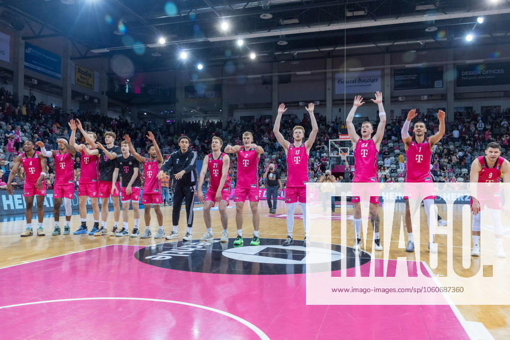 Die Mannschaft der Telekom Baskets Bonn feiert mit Ihren Fans den Sieg gegen EWE Baskets Oldenburg Telekom Baskets Bonn vs. EWE Baskets Oldenburg, Basketball, easy Credit BBL, 27. Spieltag, 2024 2025, 06.04.2025 Telekom Baskets Bonn vs. EWE Baskets Oldenburg, Basketball, easy Credit BBL, 27. Spieltag, 2024 2025, 06.04.2025 Bonn