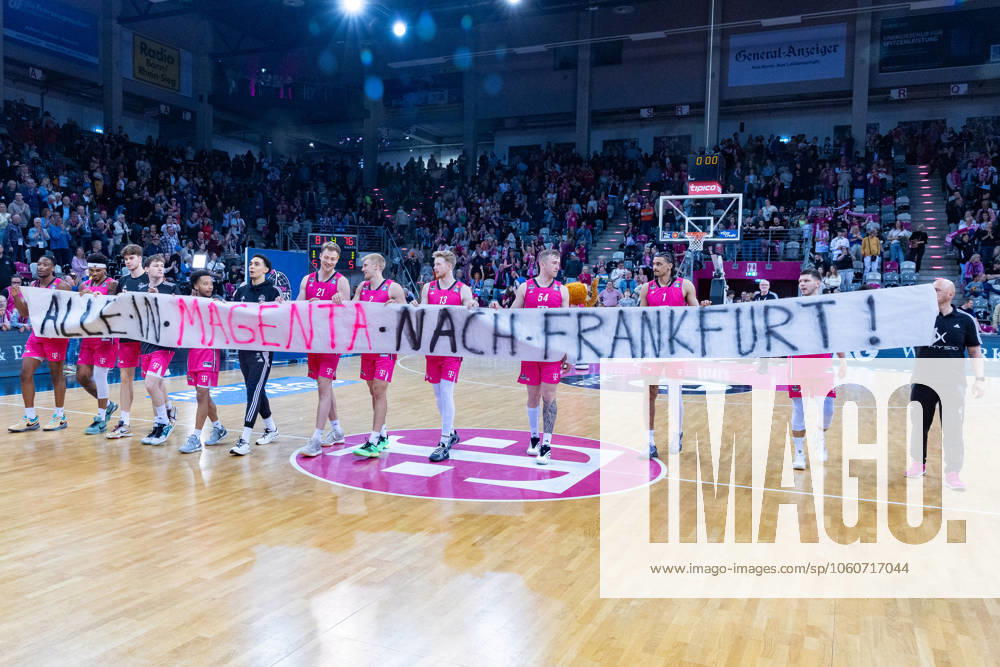 Die Mannschaft der Telekom Baskets Bonn feiert den Sieg gegen EWE Baskets Oldenburg mit den Fans und macht Werbung fuer das Spiel in Bonn Telekom Baskets Bonn vs. EWE Baskets Oldenburg, Basketball, easy Credit BBL, 27. Spieltag, 2024 2025, 06.04.2025 Telekom Baskets Bonn vs. EWE Baskets Oldenburg, Basketball, easy Credit BBL, 27. Spieltag, 2024 2025, 06.04.2025 Bonn