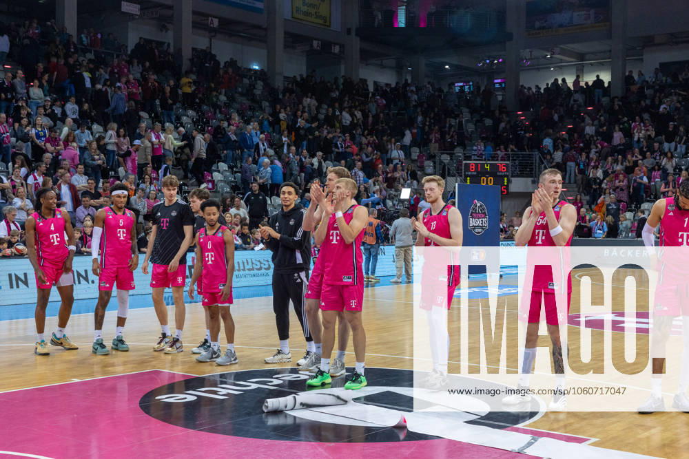 Die Mannschaft der Telekom Baskets Bonn feiert den Sieg gegen EWE Baskets Oldenburg mit den Fans Telekom Baskets Bonn vs. EWE Baskets Oldenburg, Basketball, easy Credit BBL, 27. Spieltag, 2024 2025, 06.04.2025 Telekom Baskets Bonn vs. EWE Baskets Oldenburg, Basketball, easy Credit BBL, 27. Spieltag, 2024 2025, 06.04.2025 Bonn