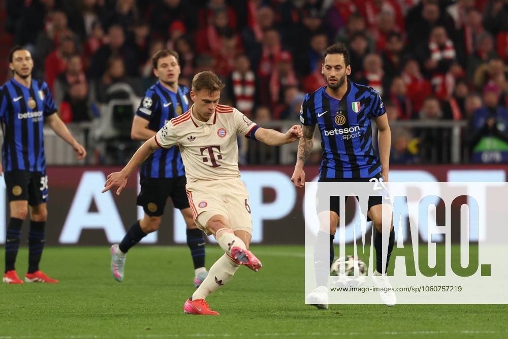 Im Zweikampf, Aktion, mit Joshua Kimmich 6 (FC Bayern Muenchen), Hakan Calhanoglu 20 (Inter Mailand), FC Bayern Muenchen vs. Inter Mailand, Fussball, Champions League, Viertelfinale, Hinspiel, 08.04.2025 Muenchen Bayern Deutschland