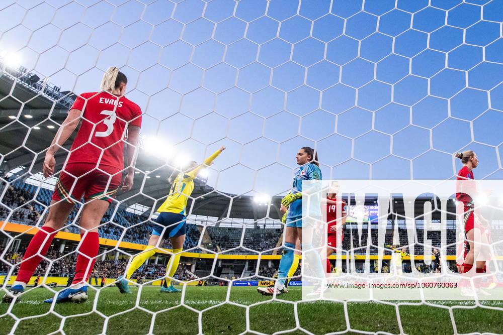 Nathalie Björn of Sweden celebrates after Magdalena Eriksson (not pictured) scored 1-0 while goalkeeper Safia Middleton-Patel and Rhiannon Roberts of Wales look dejected during the UEFA Women s Nations League football match between Sweden and Wales on April 8, 2025 in Gothenburg. Photo: Mathias Bergeld BILDBYRAN kod MB MI0812 fotboll football soccer fotball nations league uefa womens nations league sverige sweden wales dam bbeng jubel depp