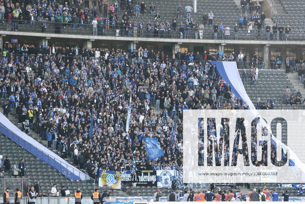 Fussball - 2.Bundesliga, Hertha BSC Berlin - SV Darmstadt 98, v.l. Darmstadt Spieler bei ihren Fans Berlin