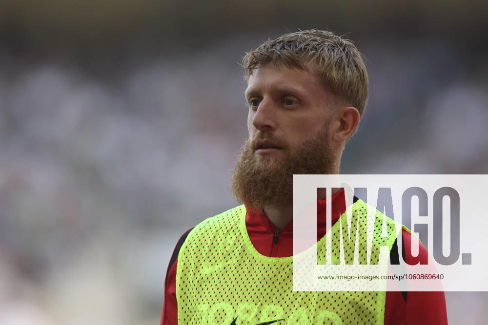 Jan-Niklas Beste (SC Freiburg) schaut waehrend des Spiels der 1. Bundesliga zwischen Borussia Mönchengladbach und SC Freiburg, Stadion im Borussia-Park am 12. April 2025 in Mönchengladbach, Deutschland. (Foto von Oliver Kaelke DeFodi Images) +++ Jan-Niklas Beste (SC Freiburg) looks on during the Bundesliga match between Borussia Mönchengladbach and SC Freiburg at Stadium in Borussia-Park on April 12, 2025 in Mönchengladbach, Germany. (Photo by Oliver Kaelke DeFodi Images) DFL regulations prohibit any use of photographs as image sequences and or quasi-video. (Photo by Oliver Kaelke DeFodi Images)