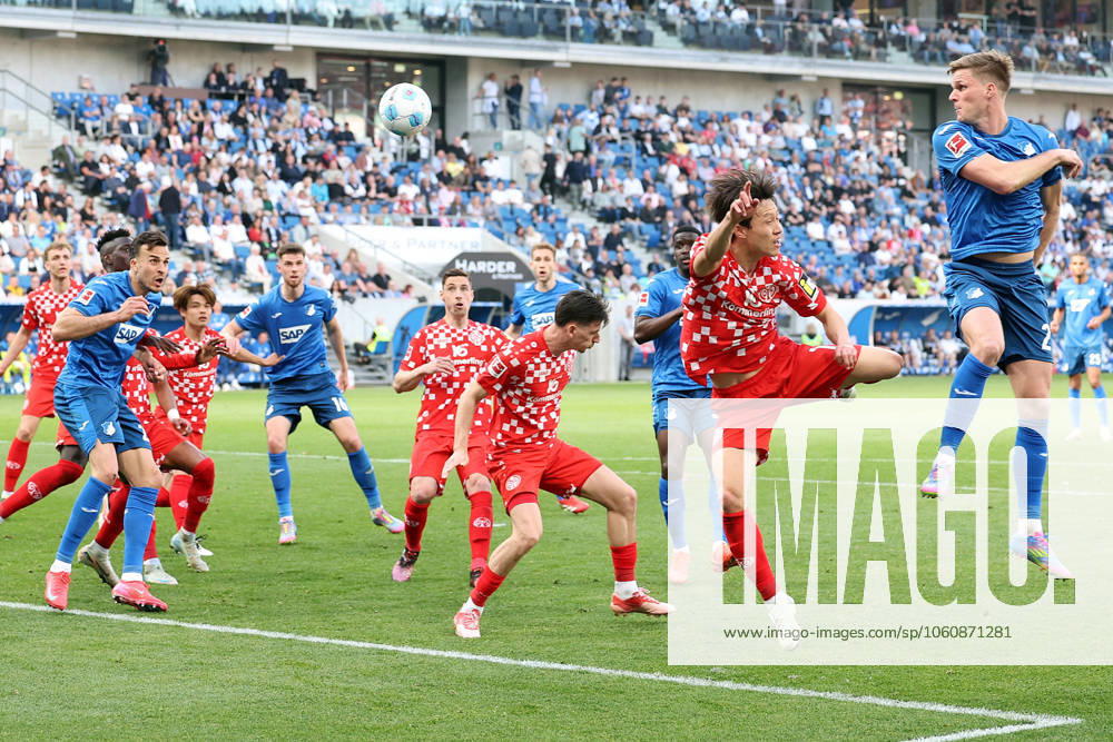 Fussball 1.Bundesliga, TSG 1899 Hoffenheim - FSV Mainz 05 v.l. Jae-sung Lee (1.FSV Mainz 05) Marius Bülter Buelter (TSG 1899 Hoffenheim) Zweikampf, Aktion, action, battle for the ball Sinsheim