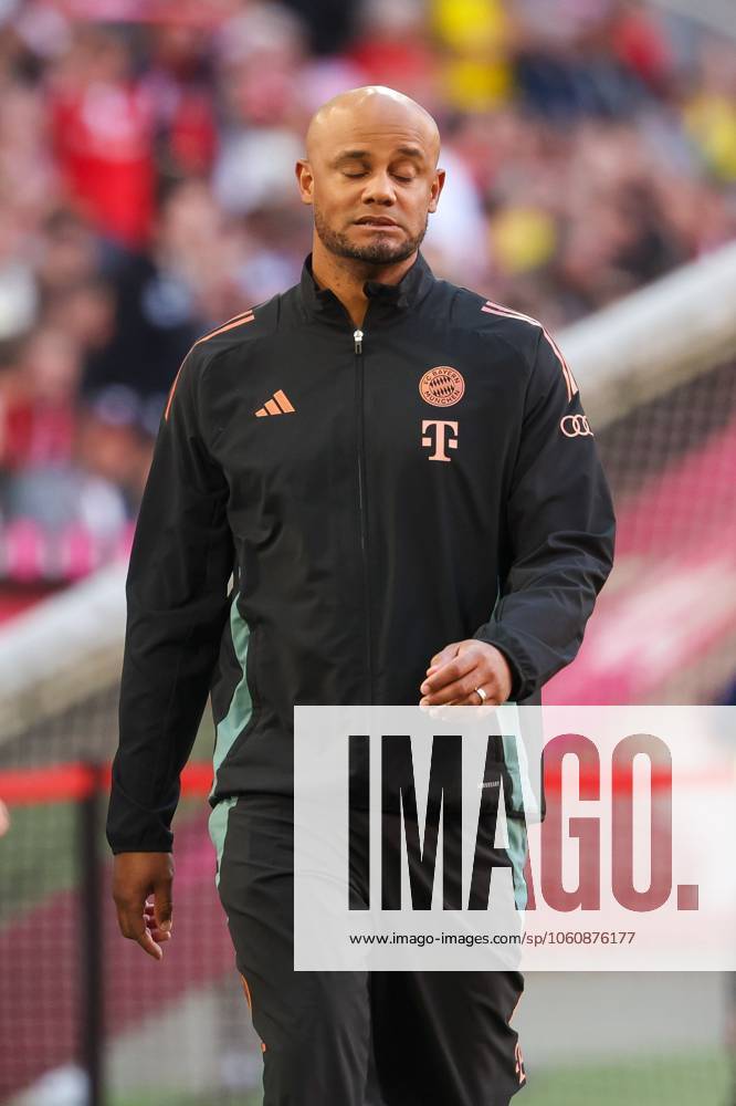 Enttaeuschung bei Chef-Trainer Vincent Kompany (FC Bayern Muenchen), FC Bayern Muenchen vs. Borussia Dortmund, Fussball, 1. Bundesliga, 29. Spieltag, 12.04.2025 DFB regulations prohibit any use of photographs as image sequences and or quasi-video Muenchen Bayern Deutschland