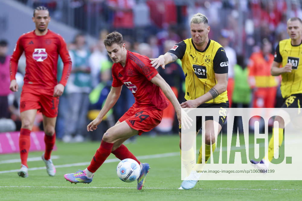 Josip Stanisic (FC Bayern Muenchen) und Niklas Suele (Borussia Dortmund) kaempfen um den Ball, Bundesliga, FC Bayern München v Borussia Dortmund, Allianz Arena am 12. April 2025 in München, Deutschland. (Foto von Marco Steinbrenner DeFodi Images) Josip Stanisic (FC Bayern Muenchen) und Niklas Suele (Borussia Dortmund) battle for the ball, Bundesliga, FC Bayern München v Borussia Dortmund, Allianz Arena, April 12, 2025 in Munich, Germany. (Photo by Marco Steinbrenner DeFodi Images) DFL regulations prohibit any use of photographs as image sequences and or quasi-video.