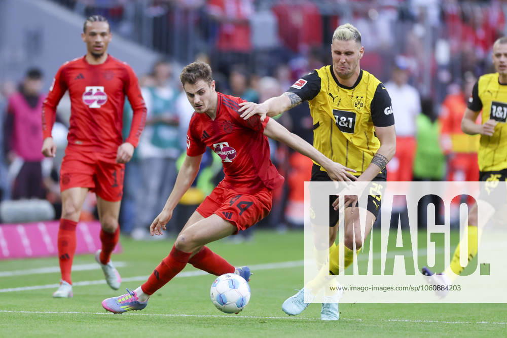 Josip Stanisic (FC Bayern Muenchen) und Niklas Suele (Borussia Dortmund) kaempfen um den Ball, Bundesliga, FC Bayern München v Borussia Dortmund, Allianz Arena am 12. April 2025 in München, Deutschland. (Foto von Marco Steinbrenner DeFodi Images) Josip Stanisic (FC Bayern Muenchen) und Niklas Suele (Borussia Dortmund) battle for the ball, Bundesliga, FC Bayern München v Borussia Dortmund, Allianz Arena, April 12, 2025 in Munich, Germany. (Photo by Marco Steinbrenner DeFodi Images) DFL regulations prohibit any use of photographs as image sequences and or quasi-video.