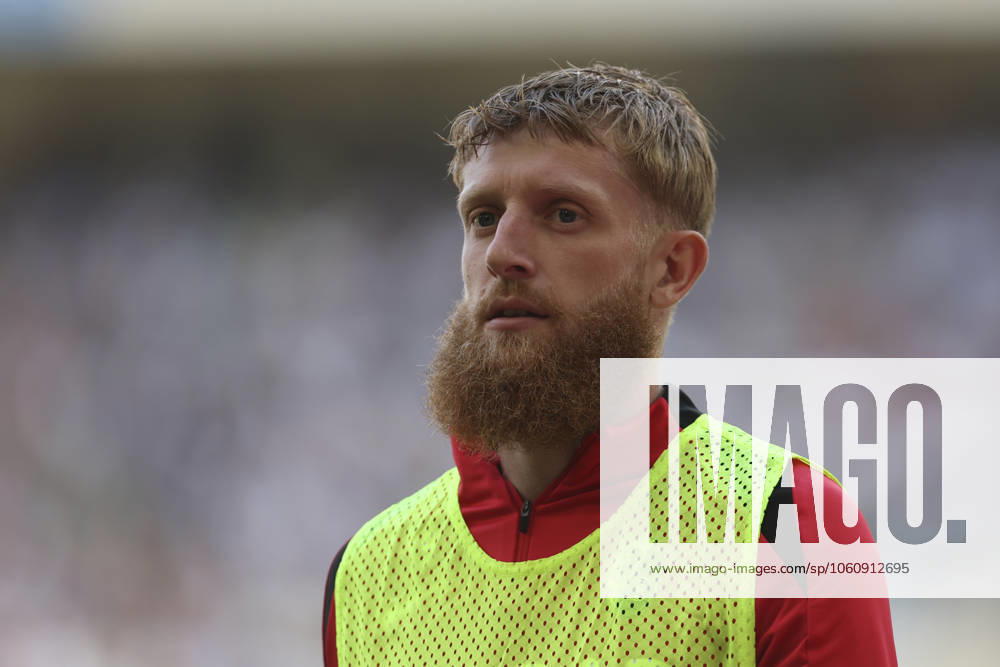 Jan-Niklas Beste (SC Freiburg) schaut waehrend des Spiels der 1. Bundesliga zwischen Borussia Mönchengladbach und SC Freiburg, Stadion im Borussia-Park am 12. April 2025 in Mönchengladbach, Deutschland. (Foto von Oliver Kaelke DeFodi Images) +++ Jan-Niklas Beste (SC Freiburg) looks on during the Bundesliga match between Borussia Mönchengladbach and SC Freiburg at Stadium in Borussia-Park on April 12, 2025 in Mönchengladbach, Germany. (Photo by Oliver Kaelke DeFodi Images) DFL regulations prohibit any use of photographs as image sequences and or quasi-video. (Photo by Oliver Kaelke DeFodi Images)