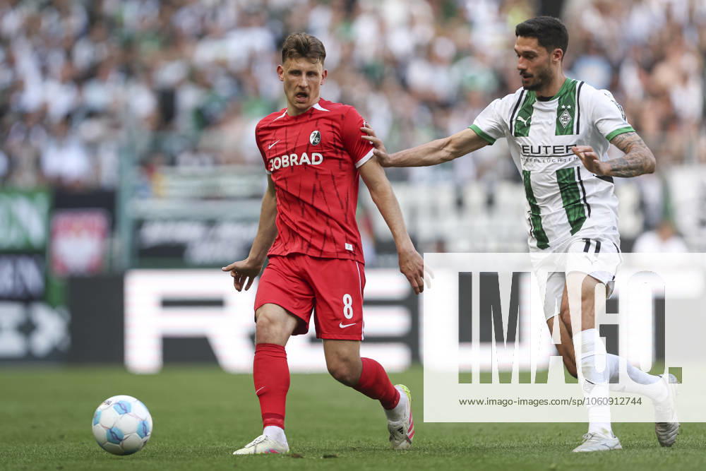 Maximilian Eggestein (SC Freiburg) und Tim Kleindienst (Borussia Moenchengladbach) in Aktion, am Ball, Einzelaktion waehrend des Spiels der 1. Bundesliga zwischen Borussia Mönchengladbach und SC Freiburg, Stadion im Borussia-Park am 12. April 2025 in Mönchengladbach, Deutschland. (Foto von Oliver Kaelke DeFodi Images) +++ Maximilian Eggestein (SC Freiburg) und Tim Kleindienst (Borussia Moenchengladbach) controls the ball during the Bundesliga match between Borussia Mönchengladbach and SC Freiburg at Stadium in Borussia-Park on April 12, 2025 in Mönchengladbach, Germany. (Photo by Oliver Kaelke DeFodi Images) DFL regulations prohibit any use of photographs as image sequences and or quasi-video. (Photo by Oliver Kaelke DeFodi Images)