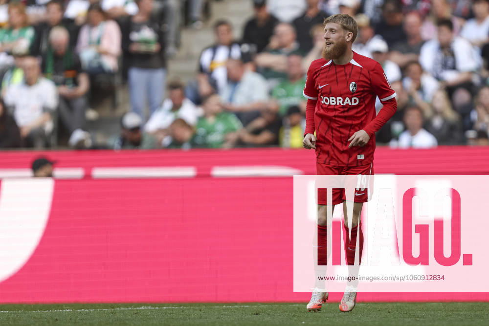 Jan-Niklas Beste (SC Freiburg) schaut waehrend des Spiels der 1. Bundesliga zwischen Borussia Mönchengladbach und SC Freiburg, Stadion im Borussia-Park am 12. April 2025 in Mönchengladbach, Deutschland. (Foto von Oliver Kaelke DeFodi Images) +++ Jan-Niklas Beste (SC Freiburg) looks on during the Bundesliga match between Borussia Mönchengladbach and SC Freiburg at Stadium in Borussia-Park on April 12, 2025 in Mönchengladbach, Germany. (Photo by Oliver Kaelke DeFodi Images) DFL regulations prohibit any use of photographs as image sequences and or quasi-video. (Photo by Oliver Kaelke DeFodi Images)