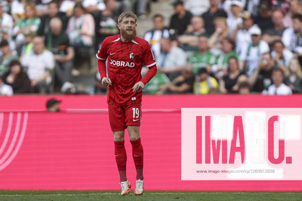 Jan-Niklas Beste (SC Freiburg) schaut waehrend des Spiels der 1. Bundesliga zwischen Borussia Mönchengladbach und SC Freiburg, Stadion im Borussia-Park am 12. April 2025 in Mönchengladbach, Deutschland. (Foto von Oliver Kaelke DeFodi Images) +++ Jan-Niklas Beste (SC Freiburg) looks on during the Bundesliga match between Borussia Mönchengladbach and SC Freiburg at Stadium in Borussia-Park on April 12, 2025 in Mönchengladbach, Germany. (Photo by Oliver Kaelke DeFodi Images) DFL regulations prohibit any use of photographs as image sequences and or quasi-video. (Photo by Oliver Kaelke DeFodi Images)