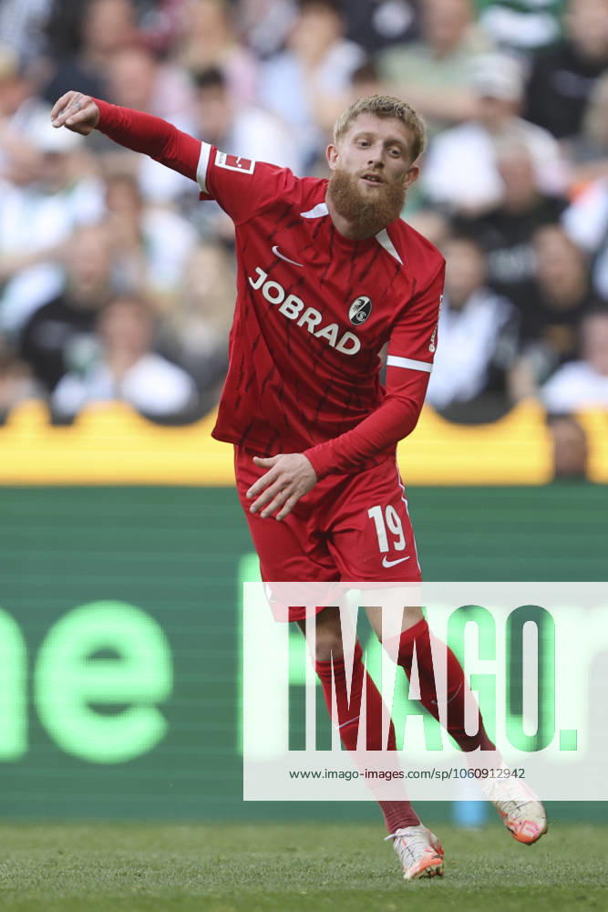Jan-Niklas Beste (SC Freiburg) schaut waehrend des Spiels der 1. Bundesliga zwischen Borussia Mönchengladbach und SC Freiburg, Stadion im Borussia-Park am 12. April 2025 in Mönchengladbach, Deutschland. (Foto von Oliver Kaelke DeFodi Images) +++ Jan-Niklas Beste (SC Freiburg) looks on during the Bundesliga match between Borussia Mönchengladbach and SC Freiburg at Stadium in Borussia-Park on April 12, 2025 in Mönchengladbach, Germany. (Photo by Oliver Kaelke DeFodi Images) DFL regulations prohibit any use of photographs as image sequences and or quasi-video. (Photo by Oliver Kaelke DeFodi Images)