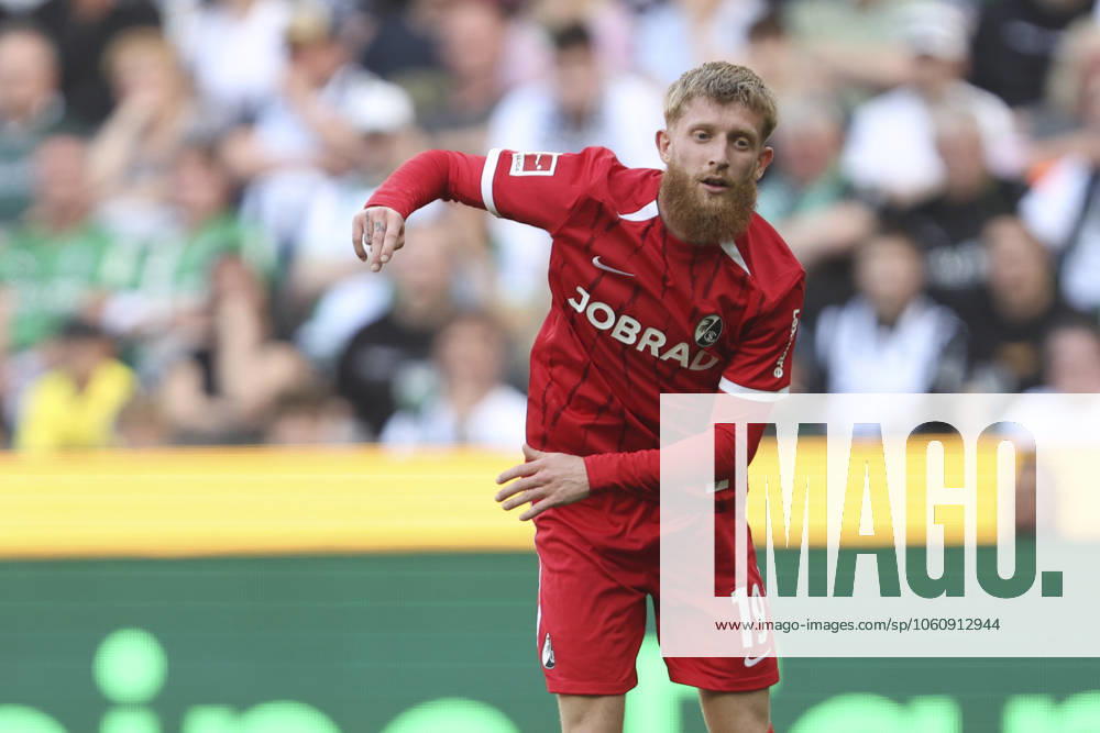 Jan-Niklas Beste (SC Freiburg) schaut waehrend des Spiels der 1. Bundesliga zwischen Borussia Mönchengladbach und SC Freiburg, Stadion im Borussia-Park am 12. April 2025 in Mönchengladbach, Deutschland. (Foto von Oliver Kaelke DeFodi Images) +++ Jan-Niklas Beste (SC Freiburg) looks on during the Bundesliga match between Borussia Mönchengladbach and SC Freiburg at Stadium in Borussia-Park on April 12, 2025 in Mönchengladbach, Germany. (Photo by Oliver Kaelke DeFodi Images) DFL regulations prohibit any use of photographs as image sequences and or quasi-video. (Photo by Oliver Kaelke DeFodi Images)