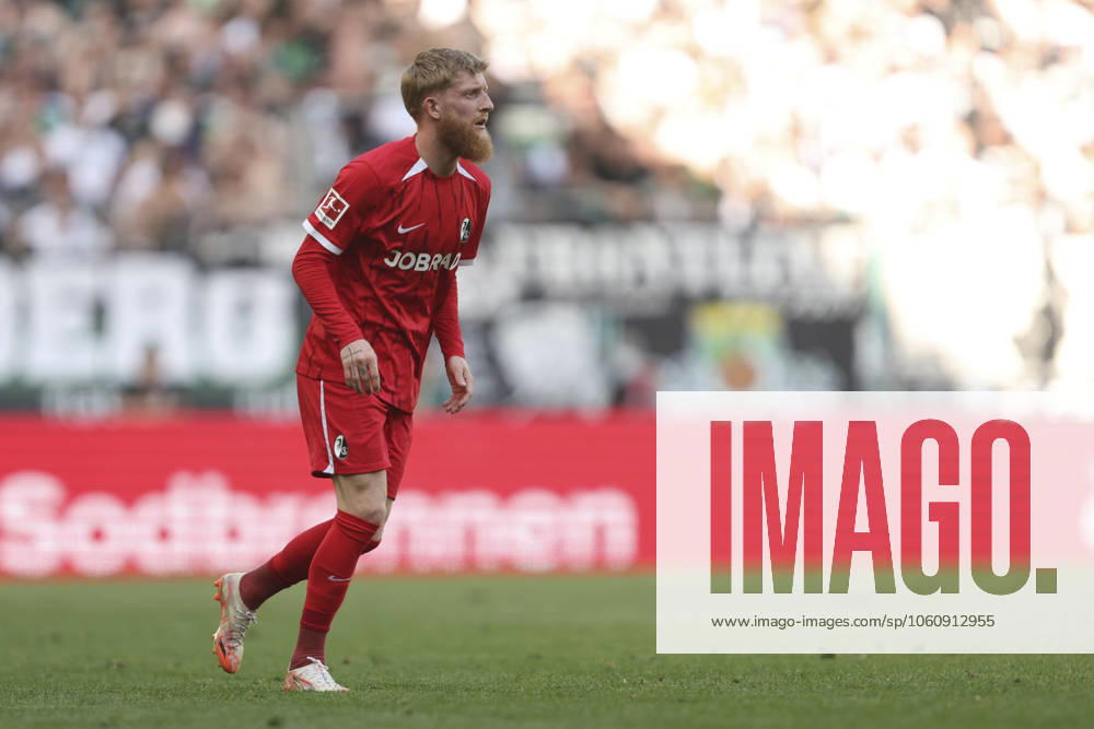Jan-Niklas Beste (SC Freiburg) schaut waehrend des Spiels der 1. Bundesliga zwischen Borussia Mönchengladbach und SC Freiburg, Stadion im Borussia-Park am 12. April 2025 in Mönchengladbach, Deutschland. (Foto von Oliver Kaelke DeFodi Images) +++ Jan-Niklas Beste (SC Freiburg) looks on during the Bundesliga match between Borussia Mönchengladbach and SC Freiburg at Stadium in Borussia-Park on April 12, 2025 in Mönchengladbach, Germany. (Photo by Oliver Kaelke DeFodi Images) DFL regulations prohibit any use of photographs as image sequences and or quasi-video. (Photo by Oliver Kaelke DeFodi Images)